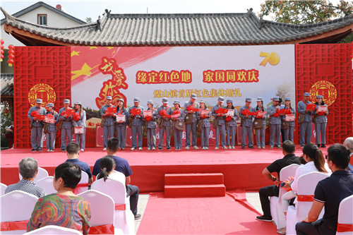 集体宣读婚姻红宝书
